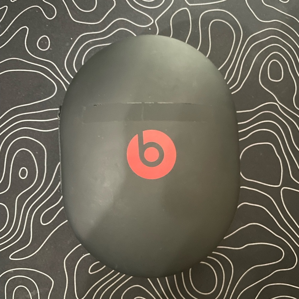 Beats Studio 3 all black colorway lightly used, no scratches or marks.